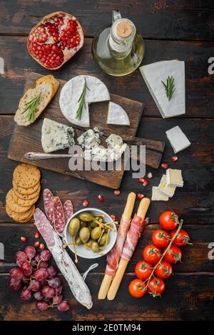 Spanische Snacks, Fleischkäse, Kräuter-Set, auf dunklem Holzhintergrund, flaches Lay Stockfoto