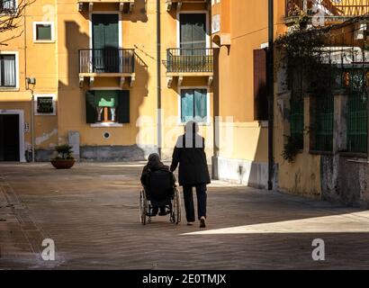 Senior Mit Rollstuhl Und Pflegepersonal In Venedig Stockfoto