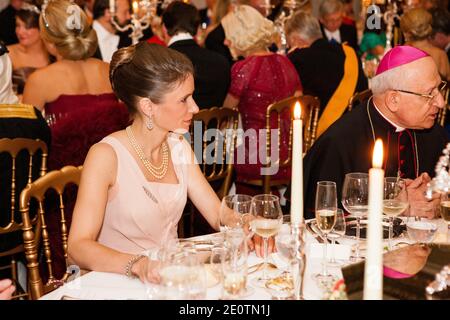 Frau Jean-Charles de le Court und Monseigneur G. Berloco Nonce Apostolique sind ein Galadinner im großherzoglichen Palast von Luxemburg, nach der standesamtlichen Hochzeit des Erbgroßherzogs Guillaume von Luxemburg und der belgischen Gräfin Stephanie de Lannoy, in Luxemburg Stadt, Luxemburg, am 19. Oktober 2012 dargestellt. Der 30-jährige Erbgroßherzog von Luxemburg ist der letzte Erbprinz in Europa, der seine 28-jährige belgische Gräfin Braut heiratet. Foto von Christian Aschman/Großherzoglicher Hof/ABACAPRESS.COM Stockfoto