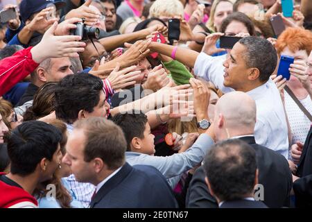 Präsident Barack Obama schüttelt die Hand bei einer Wahlkampfveranstaltung an der George Mason University in Fairfax, VA, USA am 19. Oktober 2012. Foto von Kristoffer Tripplaar/Pool/ABACAPRESS.COM Stockfoto
