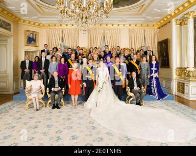 Erbgroßherzog Guillaume von Luxemburg und Prinzessin Stephanie von Luxemburg posieren auf dem offiziellen Bild im Großherzogspalast nach ihrer Hochzeit in Luxemburg, Luxemburg, am 20. Oktober 2012 mit Großherzog, Königin Fabiola, Großherzog Jean, Großherzogin Maria Teresa, Großherzog Henri, Graf Philippe de Lannoy, 2. Reihe - von links nach rechts : regierender Fürst von Liechtenstein, regierende Prinzessin von Liechtenstein, Königin von Schweden, König von Norwegen, Königin von Norwegen, Prinz Consort von Dänemark, Königin von Dänemark, Königin der Niederlande, König von Belgier, Königin von Belgier, Prinzessin Lalla Stockfoto