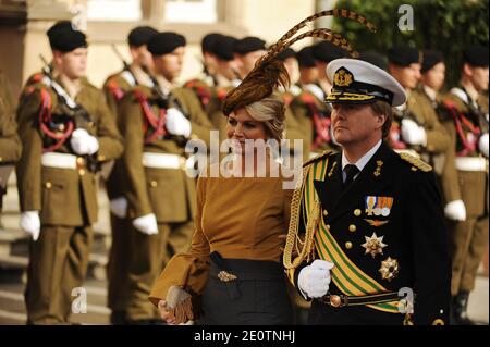 Kronprinz Willem-Alexander von den Niederlanden und Kronprinzessin Maxima von den Niederlanden verlassen die Kathedrale unserer Lieben Frau von Luxemburg, in Luxemburg, Luxemburg, am 20. Oktober 2012 nach der Trauung des Erbgroßherzogs Guillaume von Luxemburg und Prinzessin Stephanie von Luxemburg. Der 30-jährige Erbgroßherzog von Luxemburg ist der letzte Erbprinz in Europa, der seine 28-jährige belgische Gräfin-Braut in einer aufwendigen zweitägigen Zeremonie heiratet. Foto von Thierry Orban/ABACAPRESS.COM Stockfoto