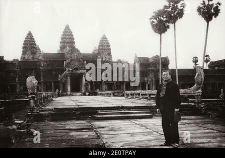 Prinz Norodom Sihanouk, der Präsident der königlichen Regierung der Nationalen Union Kambodschas (GRUNC), posiert vor Angkor Wat während eines Besuchs in den "befreiten Zonen" Kambodschas am 1973. April. Sihanouk, abgesetzt am 1970. März von LT.Gen. LON Nol, wurde in einem Bündnis von einer unterirdischen marxistischen Aufstandsgruppe, den Khmers Rouges, offiziell von Khieu Samphan und Ieng Sary geführt, aufgenommen. In Wirklichkeit war Saloth Sar (Pol Pot) die wirkliche "Nummer 1" der revolutionären Bewegung. Foto von Jazz Editions/ABACAPRESS.COM Stockfoto