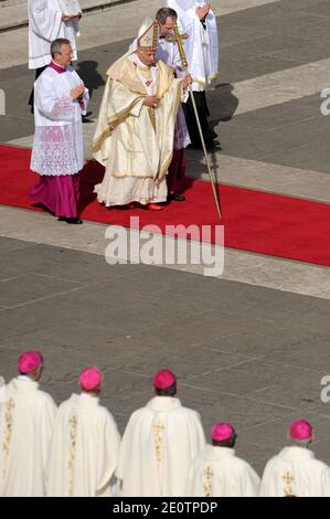 Papst Benedikt XVI. Ernannte am 21. Oktober 2012 auf dem Petersplatz in Rom im Vatikan sieben neue Heilige, darunter die erste amerikanische Ureinwohner, Lobend für ihren "heroischen Mut" in einem Jahr, in dem die katholische Kirche versucht, der steigenden Flut des Säkularismus im Westen entgegenzuwirken. Kateri Tekakwitha wurde 1656 in Upstate New York als Sohn eines Mohawk-Vaters und einer christlichen Algonquin-Mutter geboren. Der neue heilige arbeitete als Nonne in der Nähe von Montreal. Die in Deutschland geborene Marianne Cope wurde für Selbstaufopferung bei der Unterstützung einer Kolonie ausgestossener Aussätziger in Molokai, Hawaii, für die letzten 30 Jahre gefeiert Stockfoto