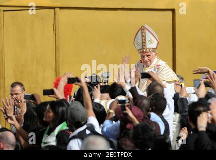 Papst Benedikt XVI. Ernannte am 21. Oktober 2012 auf dem Petersplatz in Rom im Vatikan sieben neue Heilige, darunter die erste amerikanische Ureinwohner, Lobend für ihren "heroischen Mut" in einem Jahr, in dem die katholische Kirche versucht, der steigenden Flut des Säkularismus im Westen entgegenzuwirken. Kateri Tekakwitha wurde 1656 in Upstate New York als Sohn eines Mohawk-Vaters und einer christlichen Algonquin-Mutter geboren. Der neue heilige arbeitete als Nonne in der Nähe von Montreal. Die in Deutschland geborene Marianne Cope wurde für Selbstaufopferung bei der Unterstützung einer Kolonie ausgestossener Aussätziger in Molokai, Hawaii, für die letzten 30 Jahre gefeiert Stockfoto