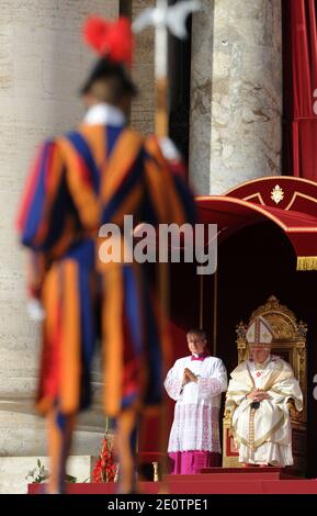 Papst Benedikt XVI. Ernannte am 21. Oktober 2012 auf dem Petersplatz in Rom im Vatikan sieben neue Heilige, darunter die erste amerikanische Ureinwohner, Lobend für ihren "heroischen Mut" in einem Jahr, in dem die katholische Kirche versucht, der steigenden Flut des Säkularismus im Westen entgegenzuwirken. Kateri Tekakwitha wurde 1656 in Upstate New York als Sohn eines Mohawk-Vaters und einer christlichen Algonquin-Mutter geboren. Der neue heilige arbeitete als Nonne in der Nähe von Montreal. Die in Deutschland geborene Marianne Cope wurde für Selbstaufopferung bei der Unterstützung einer Kolonie ausgestossener Aussätziger in Molokai, Hawaii, für die letzten 30 Jahre gefeiert Stockfoto