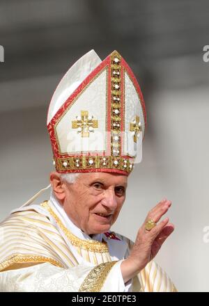 Papst Benedikt XVI. Ernannte am 21. Oktober 2012 auf dem Petersplatz in Rom im Vatikan sieben neue Heilige, darunter die erste amerikanische Ureinwohner, Lobend für ihren "heroischen Mut" in einem Jahr, in dem die katholische Kirche versucht, der steigenden Flut des Säkularismus im Westen entgegenzuwirken. Kateri Tekakwitha wurde 1656 in Upstate New York als Sohn eines Mohawk-Vaters und einer christlichen Algonquin-Mutter geboren. Der neue heilige arbeitete als Nonne in der Nähe von Montreal. Die in Deutschland geborene Marianne Cope wurde für Selbstaufopferung bei der Unterstützung einer Kolonie ausgestossener Aussätziger in Molokai, Hawaii, für die letzten 30 Jahre gefeiert Stockfoto