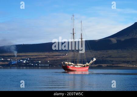 Segelschiff Vor Barentsburg, Grønfjorden/Spitzbergen Stockfoto