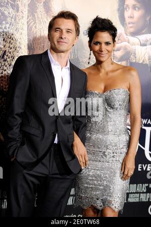 File photo : Halle Berry und Olivier Martinez bei der Ankunft in Warner Bros. Pictures' 'Cloud Atlas' Premiere im Grauman's Chinese Theatre in Los Angeles, CA, USA am 24. Oktober 2012. Am Dienstag, den 27. Oktober, verkündeten der Oscar-Gewinner und ihr Mann Olivier Martinez, dass sie sich nach zwei Jahren Ehe scheiden lassen würden. Dies ist Berry's vierte Spaltung und dritte Scheidung in den letzten zwei Jahrzehnten. Neben Martinez hat sich die 49-jährige Schauspielerin mit ihrem fairen Anteil an romantischen Höhen und Tiefen mit früheren Flammen wie David Justice, Gabriel Aubry und Eric Benet auseinandergesetzt. Foto von Lionel Hahn/ABACAPR Stockfoto