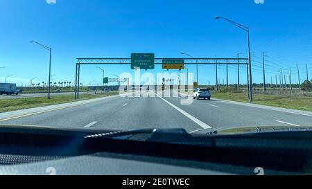 Orlando, FL USA - 20. Januar 2020: Autobahnschilder auf der Interstate 417, die zur I 4 in Richtung Disney World, Tampa und Celebration in Florida führen. Stockfoto