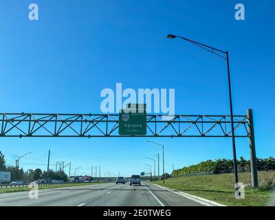 Orlando, FL USA - 20. Januar 2020: Autobahnschilder auf der Interstate 4, die zum Highway 429 in Richtung Apopka in Florida führen. Stockfoto