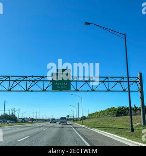 Orlando, FL USA - 20. Januar 2020: Autobahnschilder auf der Interstate 4, die zum Highway 429 in Richtung Apopka in Florida führen. Stockfoto