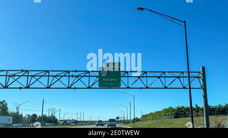 Orlando, FL USA - 20. Januar 2020: Autobahnschilder auf der Interstate 4, die zum Highway 429 in Richtung Apopka in Florida führen. Stockfoto