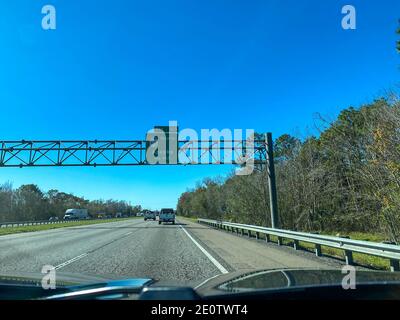 Orlando, FL USA - 20. Januar 2020: Autobahnschilder auf der Interstate 4, die zum Highway 429 in Richtung Apopka in Florida führen. Stockfoto