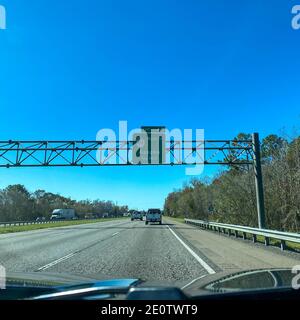 Orlando, FL USA - 20. Januar 2020: Autobahnschilder auf der Interstate 4, die zum Highway 429 in Richtung Apopka in Florida führen. Stockfoto