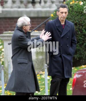 US-Regisseur Woody Allen mit dem Schauspieler John Turturro am Set von Allens kommendem Film 'Fading Gigolo', der am 25. Oktober 2012 vor einem Haus in Crown Heights, Brooklyn, New York City, NY, USA, mit Vanessa Paradis mitspielte. Foto von Charles Guerin/ABACAPRESS.COM Stockfoto