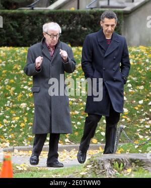 US-Regisseur Woody Allen mit dem Schauspieler John Turturro am Set von Allens kommendem Film 'Fading Gigolo', der am 25. Oktober 2012 vor einem Haus in Crown Heights, Brooklyn, New York City, NY, USA, mit Vanessa Paradis mitspielte. Foto von Charles Guerin/ABACAPRESS.COM Stockfoto