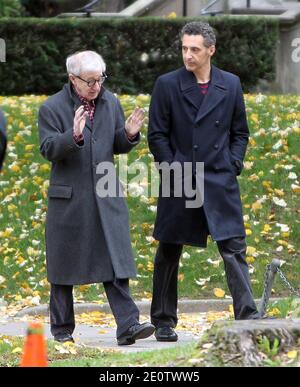 US-Regisseur Woody Allen mit dem Schauspieler John Turturro am Set von Allens kommendem Film 'Fading Gigolo', der am 25. Oktober 2012 vor einem Haus in Crown Heights, Brooklyn, New York City, NY, USA, mit Vanessa Paradis mitspielte. Foto von Charles Guerin/ABACAPRESS.COM Stockfoto