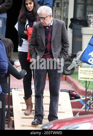 US-Regisseur Woody Allen am Set seines kommenden Films 'Fading Gigolo' mit Vanessa Paradis und John Turturro vor einem Haus in Crown Heights, Brooklyn, New York City, NY, USA am 25. Oktober 2012. Foto von Charles Guerin/ABACAPRESS.COM Stockfoto