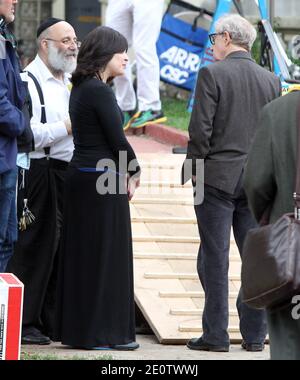 US-Regisseur Woody Allen am Set seines kommenden Films 'Fading Gigolo' mit Vanessa Paradis und John Turturro vor einem Haus in Crown Heights, Brooklyn, New York City, NY, USA am 25. Oktober 2012. Foto von Charles Guerin/ABACAPRESS.COM Stockfoto