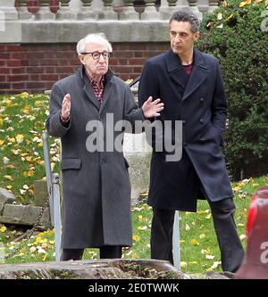 US-Regisseur Woody Allen mit dem Schauspieler John Turturro am Set von Allens kommendem Film 'Fading Gigolo', der am 25. Oktober 2012 vor einem Haus in Crown Heights, Brooklyn, New York City, NY, USA, mit Vanessa Paradis mitspielte. Foto von Charles Guerin/ABACAPRESS.COM Stockfoto