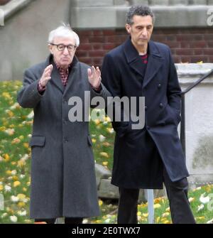 US-Regisseur Woody Allen mit dem Schauspieler John Turturro am Set von Allens kommendem Film 'Fading Gigolo', der am 25. Oktober 2012 vor einem Haus in Crown Heights, Brooklyn, New York City, NY, USA, mit Vanessa Paradis mitspielte. Foto von Charles Guerin/ABACAPRESS.COM Stockfoto