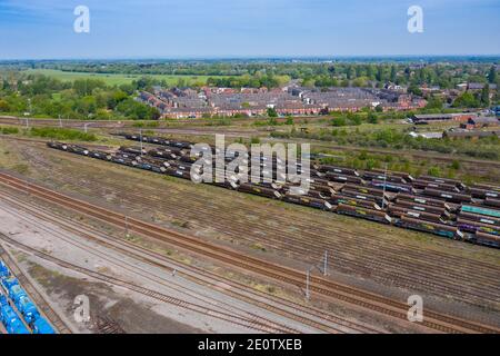 Luftbild von einer Menge von Trichter Auto / Trichter Wagon alten rostigen Zug Güterwagen auf Zuggleise befindet In der Stadt York in West Yorkshire in der U Stockfoto