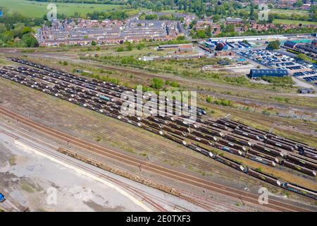 Luftbild von einer Menge von Trichter Auto / Trichter Wagon alten rostigen Zug Güterwagen auf Zuggleise befindet In der Stadt York in West Yorkshire in der U Stockfoto