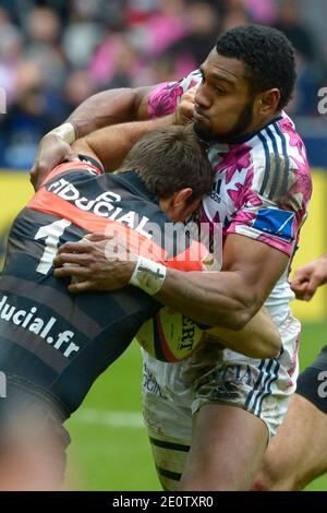 Waisea Vuidravuwalu von Stade Francais kämpft am 27. Oktober 2012 gegen Vincent Clerc von Toulouse während des französischen Rugby-Spiels der Top 14, Stade Francais gegen Stade Toulousain im Stade de France in Saint-Denis, einem Vorort von Paris. Stade Francais gewann 28-24. Foto von Henri Szwarc/ABACAPRESS.COM Stockfoto