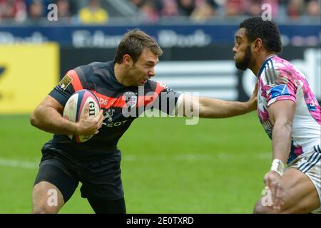 Waisea Vuidravuwalu von Stade Francais kämpft am 27. Oktober 2012 gegen Vincent Clerc von Toulouse während des französischen Rugby-Spiels der Top 14, Stade Francais gegen Stade Toulousain im Stade de France in Saint-Denis, einem Vorort von Paris. Stade Francais gewann 28-24. Foto von Henri Szwarc/ABACAPRESS.COM Stockfoto