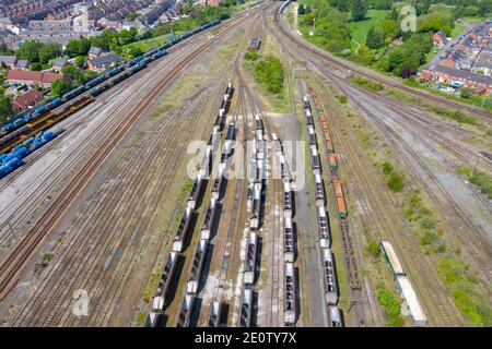 Luftbild von einer Menge von Trichter Auto / Trichter Wagon alten rostigen Zug Güterwagen auf Zuggleise befindet In der Stadt York in West Yorkshire in der U Stockfoto