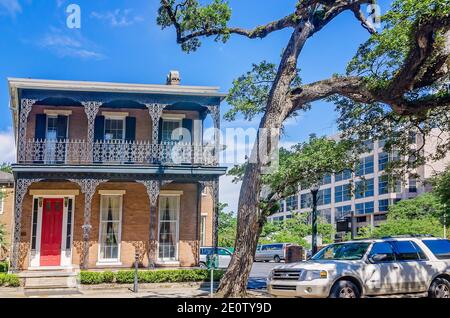 Ein typisches historisches Haus verfügt über Schmiedeeisen, 9. August 2020, in Mobile, Alabama. Historische Häuser gibt es überall in der Gegend. Stockfoto