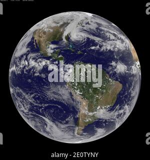 Der Geostationäre operationelle Umweltsatellit 13 (GOES-13) hat dieses natürliche Farbbild des Hurrikans Sandy am 28. Oktober 2012 um 13:45 Uhr Eastern Daylight Time (17:45 Universal Time) aufgenommen. Beachten Sie, wie eine Wolkenreihe von einem kontinentalen Wettersystem entlang der Appalachen von Süden nach Norden verläuft und sich vom Westen nähert, um dem Offshore-Sturm zu begegnen. Foto von NASA via ABACAPRESS.COM Stockfoto