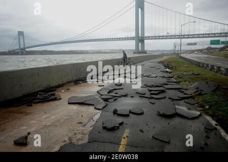 Straßenschäden auf einem leeren Belt Parkway werden in der Bay Ridge-Sektion von Brooklyn beobachtet, während die Menschen nach Hurrikan Sandy, der am 30. Oktober 2012 in New York City, NY, USA landete, aufräumen und sich erholen. Foto von Brad Barket/ABACAPRESS.COM Stockfoto