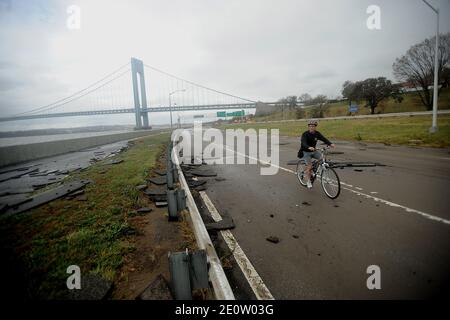 Straßenschäden auf einem leeren Belt Parkway werden in der Bay Ridge-Sektion von Brooklyn beobachtet, während die Menschen nach Hurrikan Sandy, der am 30. Oktober 2012 in New York City, NY, USA landete, aufräumen und sich erholen. Foto von Brad Barket/ABACAPRESS.COM Stockfoto