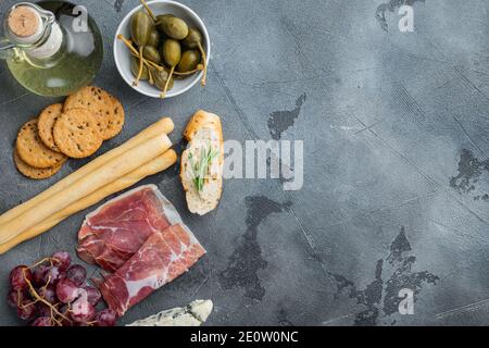 Zutaten für mediterrane Küche, Fleisch-Cheede, Kräuter-Set, auf grauem Hintergrund, flaches Lay mit Textkopie Stockfoto