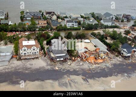 Luftaufnahmen der Schäden, die durch Hurrikan Sandy an der Küste von New Jersey, USA, während einer Such- und Rettungsmission vom 1-150 Assault Helicopter Bataillon, New Jersey Army National Guard, 30. Oktober 2012, verursacht wurden. Foto von USAF über ABACAPRESS.COM Stockfoto