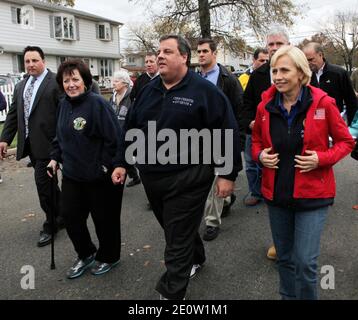 Gouverneur Chris Christie und LT. Gouverneur Kim Guadagno besuchen am Donnerstag, den 1. November 2012, die Anwohner und besichtigen hochwassergeschädigte Gebiete in Moonachie, NJ, USA. Foto von Tim Larsen/Governor's Office/ABACAPRESS.COM Stockfoto