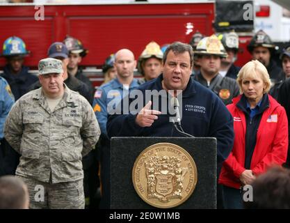 Gouverneur Chris Christie und LT. Gouverneur Kim Guadagno halten am Donnerstag, den 1. November 2012, eine Pressekonferenz ab, nachdem sie Anwohner besucht und hochwassergeschädigte Gebiete in Moonachie, NJ, USA, bereist haben. Foto von Tim Larsen/Governor's Office/ABACAPRESS.COM Stockfoto