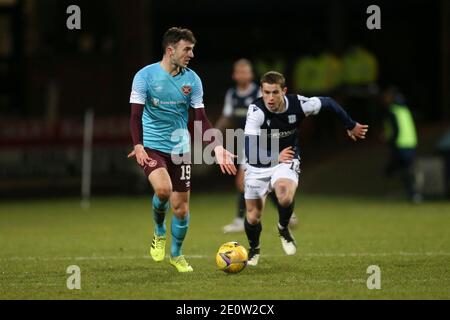 Dens Park, Dundee, Großbritannien. Januar 2021. Scottish Championship Football, Dundee FC versus Heart of Midlothian; Andy Irving von Heart of Midlothian und Finlay Robertson von Dundee Credit: Action Plus Sports/Alamy Live News Stockfoto