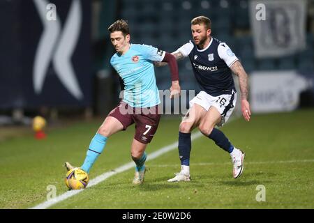 Dens Park, Dundee, Großbritannien. Januar 2021. Scottish Championship Football, Dundee FC versus Heart of Midlothian; Jamie Walker von Heart of Midlothian und Christie Elliott von Dundee Credit: Action Plus Sports/Alamy Live News Stockfoto