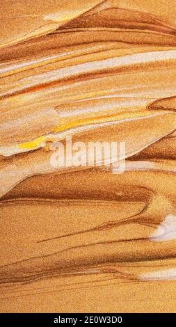 Abstrakte, funkelnde Metallic-Textur. Bronze orange Hintergrund mit glitzernden Abstrichen. Kreative Pinselstriche von goldener, funkelnder Farbe. Festliche Kulisse Stockfoto