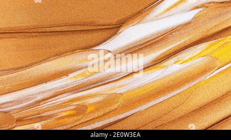 Abstrakte, funkelnde Metallic-Textur. Bronze orange Hintergrund mit glitzernden Abstrichen. Kreative Pinselstriche von goldener, funkelnder Farbe. Festliche Kulisse Stockfoto