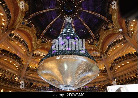 Ein Swarovski Weihnachtsbaum wird am 6. November 2012 im Kaufhaus Galeries Lafayette in Paris, Frankreich, gesehen. Der Laden eröffnete die Beleuchtung und animierte Schaufenster in Vorbereitung auf Weihnachten und Neujahr Feiern. Foto von Alban Wyters/ABACAPRESS.COM Stockfoto