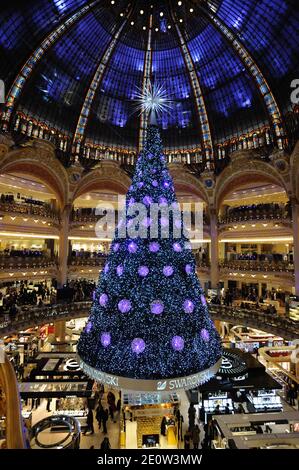 Ein Swarovski Weihnachtsbaum wird am 6. November 2012 im Kaufhaus Galeries Lafayette in Paris, Frankreich, gesehen. Der Laden eröffnete die Beleuchtung und animierte Schaufenster in Vorbereitung auf Weihnachten und Neujahr Feiern. Foto von Alban Wyters/ABACAPRESS.COM Stockfoto