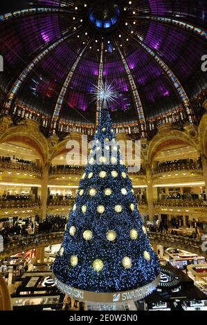 Ein Swarovski Weihnachtsbaum wird am 6. November 2012 im Kaufhaus Galeries Lafayette in Paris, Frankreich, gesehen. Der Laden eröffnete die Beleuchtung und animierte Schaufenster in Vorbereitung auf Weihnachten und Neujahr Feiern. Foto von Alban Wyters/ABACAPRESS.COM Stockfoto