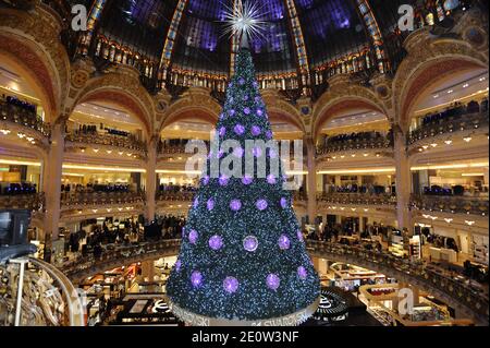 Ein Swarovski Weihnachtsbaum wird am 6. November 2012 im Kaufhaus Galeries Lafayette in Paris, Frankreich, gesehen. Der Laden eröffnete die Beleuchtung und animierte Schaufenster in Vorbereitung auf Weihnachten und Neujahr Feiern. Foto von Alban Wyters/ABACAPRESS.COM Stockfoto