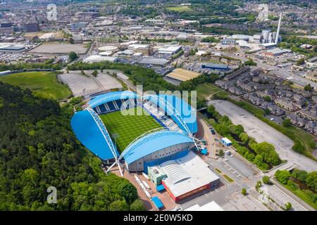 Luftaufnahme des John Smith's Stadium Heimstadion der Huddersfield Town Football Club und das Stadtzentrum von Huddersfield Borough of Kirklees in West Y Stockfoto