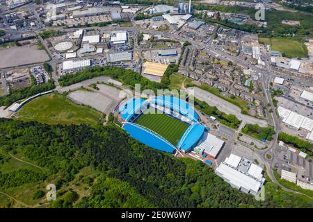 Luftaufnahme des John Smith's Stadium Heimstadion der Huddersfield Town Football Club und das Stadtzentrum von Huddersfield Borough of Kirklees in West Y Stockfoto