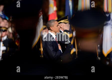 US-Präsident Barack Obama (C) und Generalmajor Michael S. Linnington (Rückseite C), Kommandant des US Army Military District von Washington, Werden hinter der Silhouette einer Militärkapelle gesehen, während sie an einer Kranzniederlegung am Veteranentag am Grab des unbekannten Soldaten im Arlington National Cemetery, Arlington, Virginia, USA, am 11. November 2012 teilnimmt. Foto von Michael Reynolds/Pool/ABACAPRESS.COM Stockfoto